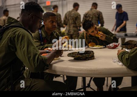 ÉTATS-UNIS Les Marines avec l'Escadron d'hélicoptères d'attaque de lumière marine (AMM) 773 Détachement A, 4th escadre d'aéronefs maritimes, mangent des hamburgers et des hot-dogs qui sont fournis par les anciens combattants des guerres étrangères (VFW) après 1432 à Salina, Kansas, sur 17 juin 2022. Le VFW remonte à 1899, lorsque les anciens combattants de la guerre hispano-américaine (1898) et de l'insurrection philippine (1899-1902) ont fondé des organisations locales pour obtenir des droits et des avantages pour leur service. Banque D'Images