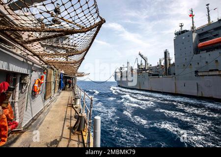 220617-N-AO868-1024 MER MÉDITERRANÉE (17 juin 2022) USS San Jacinto (CG 56) transits aux côtés de l'USNS Robert E. Perry (T-AKE 5) lors d'une reconstitution en mer dans la mer Méditerranée 17 juin 2022. San Jacinto est en cours de déploiement prévu aux États-Unis Marine Forces Europe zone d'opérations, employée par les États-Unis Sixième flotte pour défendre les intérêts des États-Unis, des alliés et des partenaires. Banque D'Images