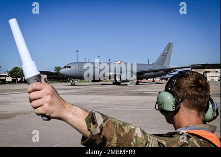 Un Airman affecté à l'escadre de mobilité aérienne de 305th se retrouve dans un KC-46A Pegasus sur la base commune McGuire-dix-Lakehurst, N.J., 17 juin 2022. Le KC-46A Pegasus est un camion-citerne multirôle à corps large qui peut ravitailler tous les avions militaires américains, alliés et de coalition compatibles avec les procédures internationales de ravitaillement en carburant aérien. Banque D'Images