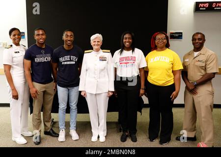 SILVER SPRING, Md (17 juin 2022) – Gayle Shaffer, sous-chirurgien général et sous-chef du Bureau de médecine et de chirurgie, pose avec des étudiants invités du Programme de stage dans les collèges et universités historiquement noirs de la Marine médicale et dentaire lors d'une visite au Centre de recherches médicales de la Marine (CNR). Shaffer a parlé avec les participants des possibilités offertes par la médecine de la Marine et de l'importance de la diversité au sein de la Marine. Les étudiants participants ont reçu des cours sur la virologie, les infections des plaies, les maladies infectieuses et diverses fonctions de laboratoire et ont rencontré des agents de l'infirmière C. Banque D'Images