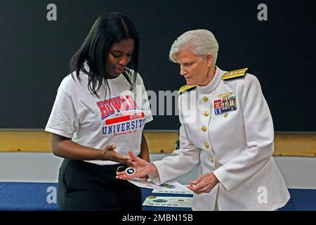 SILVER SPRING, Md (17 juin 2022) – Gayle Shaffer, sous-chirurgien général et sous-chef du Bureau de médecine et de chirurgie, présente une pièce à Jasmine Jones, une jeune de l'Université Howard, lors d'une visite au Centre de recherche médicale navale (CNMV). Shaffer s'est entretenu avec Jones et d'autres étudiants en visite au CNMV dans le cadre du Programme de stage en médecine et en médecine dentaire de la Marine dans les collèges et universités de race noire, en discutant des possibilités en médecine de la Marine et de l'importance de la diversité au sein de la Marine. Les étudiants participants ont reçu des cours sur la virologie, les infections des plaies, les maladies infectieuses et v Banque D'Images