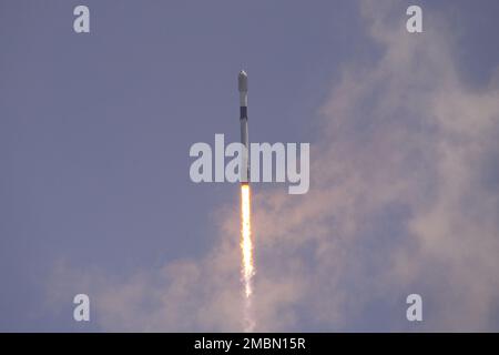 Une fusée Falcon 9 transportant 53 satellites à large bande Starlink de SpaceX est lancée à partir du Launch Complex 39A au Kennedy Space Center, en Floride, au 17 juin 2022. Ce lancement est le vol 13th du téléporteur Falcon 9 de première étape, qui a également lancé le GPS III-3, Turksat 5A et transporter-2. Banque D'Images