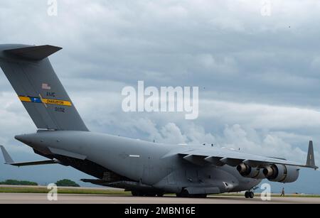 Les membres du service de la Force opérationnelle interarmées-Bravo de l'escadron 612th de la base aérienne déchargent un C-17 Globemaster III de la base conjointe Charleston, Caroline du Nord, 17 juin 2022, à la base aérienne Soto Cano, au Honduras. Le C-17 a livré sept palettes de produits donnés dans le cadre du programme Denton. Le programme Denton permet aux citoyens et aux organisations privées des États-Unis d'utiliser l'espace disponible sur les avions de fret militaires américains pour transporter des marchandises humanitaires vers des pays approuvés dans le besoin. (É.-U. Photos de la Force aérienne par Tech. Sgt. Amber carter) Banque D'Images