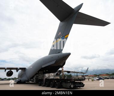 Les membres du service de la Force opérationnelle interarmées-Bravo de l'escadron 612th de la base aérienne déchargent un C-17 Globemaster III de la base conjointe Charleston, Caroline du Nord, 17 juin 2022, à la base aérienne Soto Cano, au Honduras. Le C-17 a livré sept palettes de produits donnés dans le cadre du programme Denton. Le programme Denton permet aux citoyens et aux organisations privées des États-Unis d'utiliser l'espace disponible sur les avions de fret militaires américains pour transporter des marchandises humanitaires vers des pays approuvés dans le besoin. (É.-U. Photos de la Force aérienne par Tech. Sgt. Amber carter) Banque D'Images