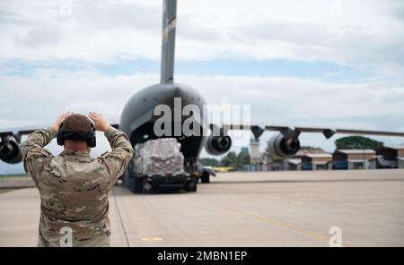 Les membres du service de la Force opérationnelle interarmées-Bravo de l'escadron 612th de la base aérienne déchargent un C-17 Globemaster III de la base conjointe Charleston, Caroline du Nord, 17 juin 2022, à la base aérienne Soto Cano, au Honduras. Le C-17 a livré sept palettes de produits donnés dans le cadre du programme Denton. Le programme Denton permet aux citoyens et aux organisations privées des États-Unis d'utiliser l'espace disponible sur les avions de fret militaires américains pour transporter des marchandises humanitaires vers des pays approuvés dans le besoin. (É.-U. Photos de la Force aérienne par Tech. Sgt. Amber carter) Banque D'Images