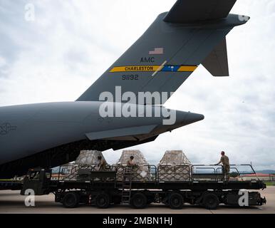 Les membres du service de la Force opérationnelle interarmées-Bravo de l'escadron 612th de la base aérienne déchargent un C-17 Globemaster III de la base conjointe Charleston, Caroline du Nord, 17 juin 2022, à la base aérienne Soto Cano, au Honduras. Le C-17 a livré sept palettes de produits donnés dans le cadre du programme Denton. Le programme Denton permet aux citoyens et aux organisations privées des États-Unis d'utiliser l'espace disponible sur les avions de fret militaires américains pour transporter des marchandises humanitaires vers des pays approuvés dans le besoin. (É.-U. Photos de la Force aérienne par Tech. Sgt. Amber carter) Banque D'Images