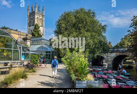 Les berges de la rivière Cherwell et les serres du jardin botanique de l'Université d'Oxford, le plus ancien jardin botanique de Grande-Bretagne et l'un des vieux jardins botaniques Banque D'Images