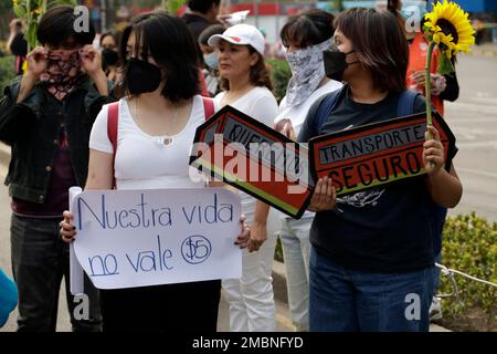 Mexico, Mexique. 20th janvier 2023. 20 janvier 2023, Mexico, Mexique: La famille, les amis et les collègues de Yaretzi Adriana Hernandez Fragoso, victime fatale de l'accident du métro à la station de la Raza à Mexico, demandent justice pendant leur mobilisation. Sur 20 janvier 2023 à Mexico, Mexique (photo par Luis Barron/Groupe Eyepix/Sipa USA). Credit: SIPA USA/Alay Live News Banque D'Images