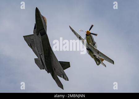 ÉTATS-UNIS Josh Gunderson, commandant de l'équipe de démonstration F-22, et Stuart Milson, pilote de Mustang P-51 de la Fondation de vol du patrimoine de la Force aérienne, volent en formation pendant le salon de l'aviation du Midsusud, à 17 juin 2022, à Millington, Tennessee. La Air Force Heritage Flight Foundation met en évidence les États-Unis Histoire de la force aérienne, et sert de mémorial à ceux qui ont servi en fournissant environ 60 événements annuels dans le monde chaque année. Banque D'Images