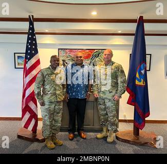 Le colonel Samuel Hunter et le sergent de commandement Maj. Ira Ford, commandant du groupe de soutien régional 658th et sergent de commandement Major posent pour une photo avec le lieutenant-gouverneur de Guam, Josh Tenorio. Banque D'Images