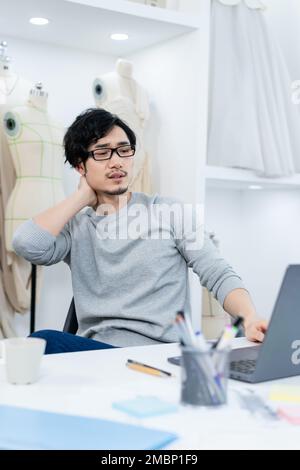 Jeune designer de vêtements pour hommes Banque D'Images