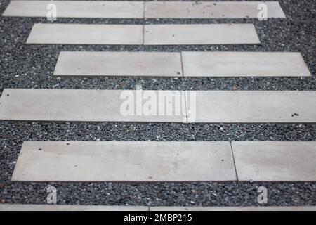 Chemin de pierres plaquées dans le jardin de la maison, photo de stock Banque D'Images