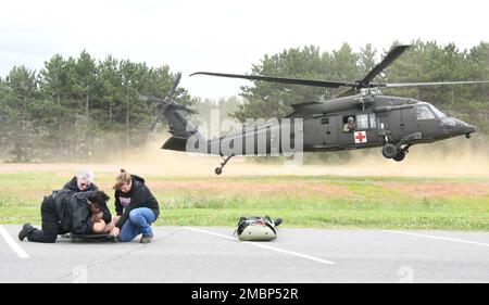 Des professionnels des services médicaux d'urgence locaux se sont joints aux instructeurs de l'Armée de terre et à 10th soldats de la Division des montagnes (LI) au Centre d'entraînement de simulation médicale Bridgewater-Vaccaro, à 18 juin, pendant la journée du SGE de fort Drum. L’événement a permis aux participants d’affiner leurs compétences à l’aide des outils de formation de pointe de l’établissement, tout en renforçant le partenariat entre les professionnels de la santé civils et militaires. (Photo de Mike Strasser, Affaires publiques de la garnison de fort Drum) Banque D'Images