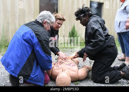 Des professionnels des services médicaux d'urgence locaux se sont joints aux instructeurs de l'Armée de terre et à 10th soldats de la Division des montagnes (LI) au Centre d'entraînement de simulation médicale Bridgewater-Vaccaro, à 18 juin, pendant la journée du SGE de fort Drum. L’événement a permis aux participants d’affiner leurs compétences à l’aide des outils de formation de pointe de l’établissement, tout en renforçant le partenariat entre les professionnels de la santé civils et militaires. (Photo de Mike Strasser, Affaires publiques de la garnison de fort Drum) Banque D'Images