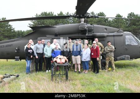 Des professionnels des services médicaux d'urgence locaux se sont joints aux instructeurs de l'Armée de terre et à 10th soldats de la Division des montagnes (LI) au Centre d'entraînement de simulation médicale Bridgewater-Vaccaro, à 18 juin, pendant la journée du SGE de fort Drum. L’événement a permis aux participants d’affiner leurs compétences à l’aide des outils de formation de pointe de l’établissement, tout en renforçant le partenariat entre les professionnels de la santé civils et militaires. (Photo de Mike Strasser, Affaires publiques de la garnison de fort Drum) Banque D'Images