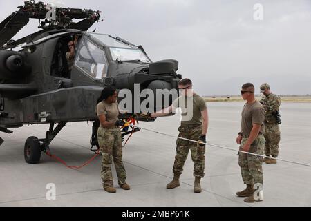 Le 1st Attack reconnaissance Battach, 211th Aviation Regiment, de la Garde nationale de l'Utah, charge quatre hélicoptères Apache AH-64D à bord d'une galaxie C-5, qui seront transportés au Maroc à l'appui du Lion africain 22, un exercice annuel du Commandement de l'Afrique des États-Unis samedi, 18 juin 2022. Les 1-211th techniciens d'entretien de l'aéronef ARB ont préparé l'aéronef pour le chargement sur le C-5 en pliant les lames puis les membres de l'aile de ravitaillement en vol 151st, la Garde nationale aérienne de l'Utah, ont aidé à charger et à sécuriser les hélicoptères sur le C-5 depuis la base aérienne de Travis, en Californie, Pour le transport au Maroc. Banque D'Images