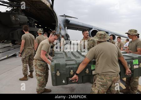 Le 1st Attack reconnaissance Battach, 211th Aviation Regiment, de la Garde nationale de l'Utah, charge quatre hélicoptères Apache AH-64D à bord d'une galaxie C-5, qui seront transportés au Maroc à l'appui du Lion africain 22, un exercice annuel du Commandement de l'Afrique des États-Unis samedi, 18 juin 2022. Les 1-211th techniciens d'entretien de l'aéronef ARB ont préparé l'aéronef pour le chargement sur le C-5 en pliant les lames puis les membres de l'aile de ravitaillement en vol 151st, la Garde nationale aérienne de l'Utah, ont aidé à charger et à sécuriser les hélicoptères sur le C-5 depuis la base aérienne de Travis, en Californie, Pour le transport au Maroc. Banque D'Images