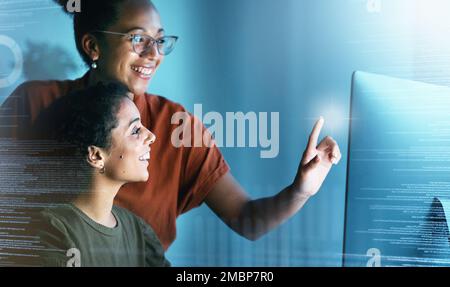 Manager aide les employés, l'hologramme et la programmation avec l'ordinateur, la cybersécurité et le cloud computing. Processus, femme parlant au consultant et expliquer Banque D'Images