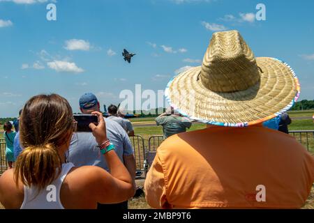 Millington, Tennessee (18 juin 2022) aux États-Unis L'équipe de démonstration de la Marine F-35C Lightning II effectue une démonstration en vol au Midsud Airshow pendant la Navy week de Memphis. La Memphis Navy week est l'une des 14 Navy Weeks de 2022, qui apporte une variété d'actifs, d'équipement et de personnel à une seule ville pour une série d'engagements d'une semaine conçus pour rapprocher la Marine américaine des gens qu'elle protège. Chaque année, le programme touche plus de 140 millions de personnes, soit environ la moitié de la population américaine. Banque D'Images