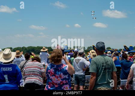 Millington, Tennessee (18 juin 2022) aux États-Unis L'équipe de démonstration de la Marine F-35C Lightning II effectue une démonstration en vol au Midsud Airshow pendant la Navy week de Memphis. La Memphis Navy week est l'une des 14 Navy Weeks de 2022, qui apporte une variété d'actifs, d'équipement et de personnel à une seule ville pour une série d'engagements d'une semaine conçus pour rapprocher la Marine américaine des gens qu'elle protège. Chaque année, le programme touche plus de 140 millions de personnes, soit environ la moitié de la population américaine. Banque D'Images