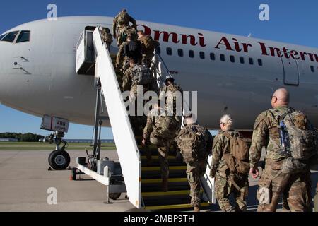 ÉTATS-UNIS Des soldats de l'armée de la Compagnie Bravo, 3rd Bataillon, 126th Infantry Regiment, Garde nationale du Michigan, embarquèrent à bord d'un vol de Grand Rapids, Michigan, à destination de la Tunisie, 18 juin 2022. Un soldat du régiment participe à l'exercice African Lion 22, aux États-Unis L’exercice annuel le plus important et le plus important du Commandement Afrique, auquel participent plus de 7 500 membres de service de sept nations. Banque D'Images