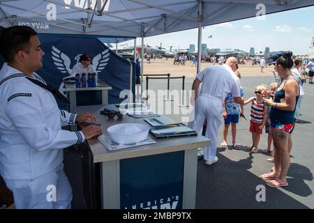 Millington, Tennessee (18 juin 2022) les marins affectés au groupe d'acquisition de talents de la Marine (NTAG) Nashville et au centre d'intégration des talents (TADC) de la ville de musique, discutent avec les familles de la Marine au salon aérien du Midsud pendant la semaine de la Marine à Memphis. La Memphis Navy week est l'une des 14 Navy Weeks de 2022, qui apporte une variété d'actifs, d'équipement et de personnel à une seule ville pour une série d'engagements d'une semaine conçus pour rapprocher la Marine américaine des gens qu'elle protège. Chaque année, le programme touche plus de 140 millions de personnes, soit environ la moitié de la population américaine. Banque D'Images