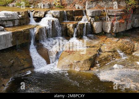 Vue sur les petites cascades près du parc national de Taughannock Falls, New York, U.S.A Banque D'Images