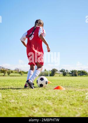 Sports, entraînement et fille jouant au football pour la forme physique, l'activité physique et le passe-temps sur un terrain en Espagne. Un ballon de football actif, concentré et sportif Banque D'Images