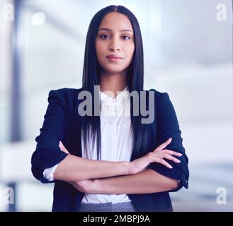 Connaissez votre force et optimisez-la. Portrait d'une jeune femme d'affaires confiante travaillant dans un bureau moderne. Banque D'Images