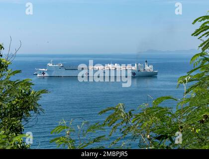 220619-N-HG389-0031 BAIE VUNG RO, Vietnam (19 juin 2022) le navire-hôpital USNS Mercy (T-AH 19) arrive dans la baie Vung RO, dans la province de Phu yen, au Vietnam, pour le Partenariat Pacifique 2022, au 19 juin. En 17th ans, le Partenariat Pacifique est la plus importante mission multinationale annuelle d'aide humanitaire et de préparation aux secours en cas de catastrophe menée dans l'Indo-Pacifique. Banque D'Images