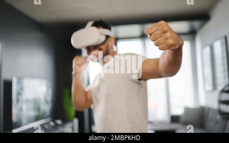 VR, métaverse et homme boxe dans un match, entraînement pour un combat et un match. Sport futuriste et numérique et jeu de poinçonnage tout en jouant dans un augmentée Banque D'Images