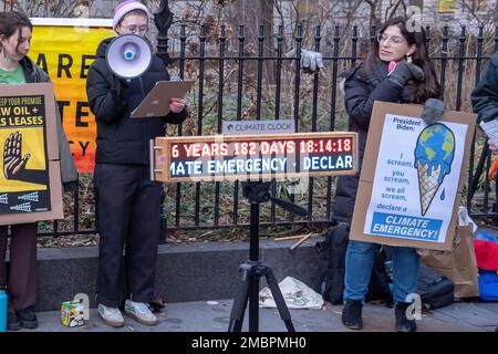 New York, États-Unis. 20th janvier 2023. Un activiste du climat détient un écriteau intitulé « Save Our Oceans » (le N est inversé) lors d'une manifestation pour honorer la vie de Joye Braun en exigeant que le président Biden déclare une urgence climatique au City Hall Park de New York. Crédit : SOPA Images Limited/Alamy Live News Banque D'Images