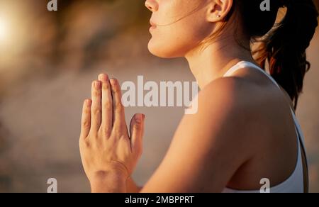 Les mains de prière, la méditation de yoga et le profil de la femme à l'extérieur pour la santé et le bien-être. Chakra Zen, pilates fitness et yogi femelle avec main namaste Banque D'Images