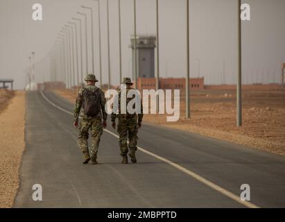 ÉTATS-UNIS Les soldats de l'armée affectés au Groupe des forces spéciales (Airborne) de 19th, Garde nationale de l'armée de l'Utah, marchent vers le terrain d'aviation de Grier Labouihi, Maroc, pour mener une opération combinée aérienne avec les soldats de l'armée royale marocaine et les parachutistes de l'armée de terre tunisienne pendant le Lion africain 22, 19 juin 2022. African Lion 22 est américain Le plus grand exercice annuel combiné, conjoint, du Commandement de l'Afrique organisé par le Maroc, le Ghana, le Sénégal et la Tunisie, 6 juin - 30. Plus de 7 500 participants de 28 pays et de l'OTAN s'entraînent ensemble en mettant l'accent sur l'amélioration de la préparation des forces américaines et des pays partenaires. AL22 Banque D'Images