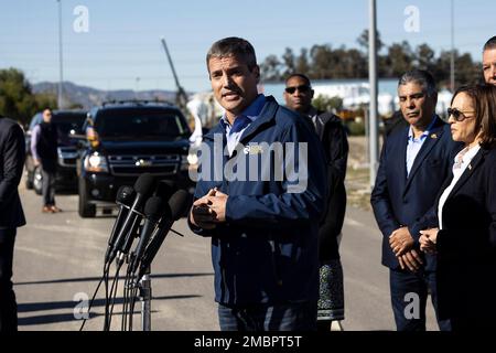 Secrétaire Wade Crowfoot, CA Natural Resources Board. Fait des remarques pendant qu'elle visite les terrains d'épandage de Tujunga dans la vallée du Soleil, en Californie, sur 20 janvier 2023. Les aires d'épandage permettent de recharger les eaux souterraines de Los Angeles Countys. En photo avec le vice-président : la secrétaire adjointe Tanya Trujillo, département américain de l'intérieur ; le sénateur américain Alex Padilla (démocrate de Californie) ; le représentant américain Tony Cardenas (démocrate de Californie) ; le vice-président américain Kamala Harris ; Lindsey Horvath, Conseil des superviseurs du comté de Los Angeles ; Et le directeur Mark Pestrella, Los Angeles County public Works. Crédit : Ted Banque D'Images