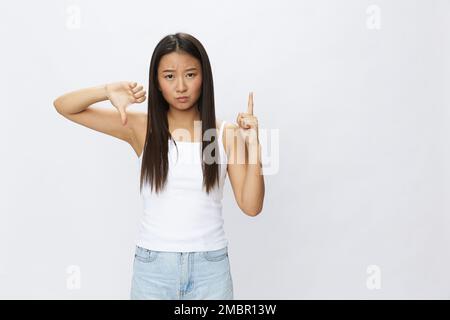 Femme asiatique problèmes de peau faciale, acné et inflammation, éruptions et allergies rouges, varicelle de poulet, tristesse d'éruptions cutanées. Concept de soin du visage pour Banque D'Images