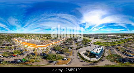 Vue panoramique à 360° de Sarasota, FL, Etats-Unis - 18 janvier 2023: Drone aérien 360 équirectangulaire panorama sphérique photo supermarché Publix à Sarasota Crossings