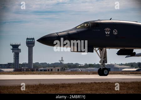 Un danseur B-1B, affecté au 34th escadron de la bombe expéditionnaire, passe devant les tours de contrôle de l'aéroport international de Darwin après l'atterrissage à la base aérienne royale australienne Darwin, territoire du Nord, Australie, 20 juin 2022. Les missions du Groupe de travail sur les bombardiers offrent l'occasion de s'entraîner aux côtés de nos alliés et de nos partenaires pour renforcer l'interopérabilité et renforcer notre capacité collective à soutenir une Indo-Pacific libre et ouverte. Banque D'Images