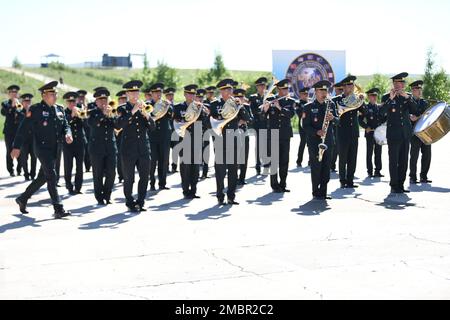 Les cérémonies de clôture ont commencé aujourd'hui dans la zone d'entraînement de Five Hills à Tavantolgoi, en Mongolie, marquant la fin officielle de l'exercice Khaan Quest 2022. En 2019, plus de 30 pays y ont participé. L'exercice n'avait pas été effectué depuis lors en raison de la pandémie COVID-19. Cette année, Khaan Quest a pris le pas sur les cendres de la pandémie et est plus fort que jamais. Quinze pays ont participé à Khaan Quest 2022 et d’autres participants devraient se joindre à l’exercice de l’an prochain. Major général Chris Smith, commandant adjoint de la stratégie et des plans pour les États-Unis L'armée du Pacifique, a exprimé le moi Banque D'Images