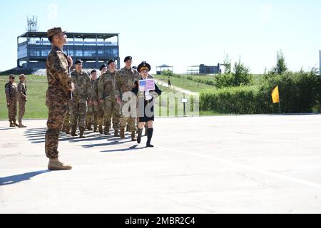 Les cérémonies de clôture ont commencé aujourd'hui dans la zone d'entraînement de Five Hills à Tavantolgoi, en Mongolie, marquant la fin officielle de l'exercice Khaan Quest 2022. En 2019, plus de 30 pays y ont participé. L'exercice n'avait pas été effectué depuis lors en raison de la pandémie COVID-19. Cette année, Khaan Quest a pris le pas sur les cendres de la pandémie et est plus fort que jamais. Quinze pays ont participé à Khaan Quest 2022 et d’autres participants devraient se joindre à l’exercice de l’an prochain. Major général Chris Smith, commandant adjoint de la stratégie et des plans pour les États-Unis L'armée du Pacifique, a exprimé le moi Banque D'Images