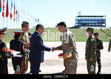 Les cérémonies de clôture ont commencé aujourd'hui dans la zone d'entraînement de Five Hills à Tavantolgoi, en Mongolie, marquant la fin officielle de l'exercice Khaan Quest 2022. En 2019, plus de 30 pays y ont participé. L'exercice n'avait pas été effectué depuis lors en raison de la pandémie COVID-19. Cette année, Khaan Quest a pris le pas sur les cendres de la pandémie et est plus fort que jamais. Quinze pays ont participé à Khaan Quest 2022 et d’autres participants devraient se joindre à l’exercice de l’an prochain. Major général Chris Smith, commandant adjoint de la stratégie et des plans pour les États-Unis L'armée du Pacifique, a exprimé le moi Banque D'Images