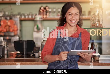 Portrait, serveur de restaurant et femme avec tablette pour gérer les commandes, les stocks et le contrôle des stocks. Café-restaurant Barista, technologie et femme heureuse Banque D'Images