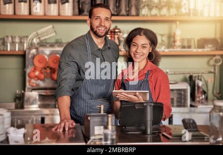 Portrait, café et barista se couple avec une tablette prête à prendre des commandes dans les petites entreprises. Travail d'équipe, diversité ou homme et femme, serveurs ou café Banque D'Images