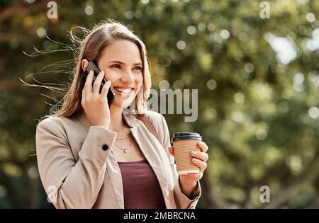 Vous obtenez ce que vous donnez. Portrait rogné d'une jeune étudiante attrayante à l'aide de son téléphone portable à l'extérieur du campus. Banque D'Images