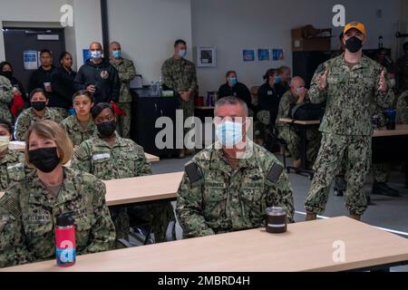 CAMP PENDLETON, Californie (19 juin 2022) le lieutenant Baigio Mezzasalma, affecté au Commandement de soutien des Forces médicales navales, présente le mémoire de Bethesda sur la route de la guerre dans le cadre de son déploiement simulé dans le cadre de son évaluation de préparation opérationnelle (ORE). Le MINERAI soutient directement les directives du chirurgien général selon lesquelles « la médecine navale s'optimisera pour projeter la puissance médicale à l'appui de la supériorité navale ». Le C-EMF Bethesda est composé de réservistes de partout au pays qui se sont réunis pour terminer la formation qui comprend la familiarisation avec l'équipement, int Banque D'Images