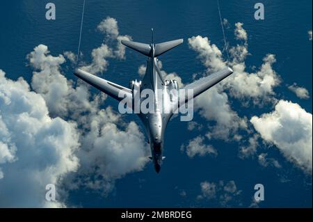 Un danseur B-1B, affecté au 34th Escadron de bombardement expéditionnaire, survole l'océan Pacifique lors d'une mission du Groupe de travail sur les bombardiers, 20 juin 2022. Les missions du Groupe de travail sur les bombardiers offrent l'occasion de s'entraîner aux côtés de nos alliés et de nos partenaires pour renforcer l'interopérabilité et renforcer notre capacité collective à soutenir une Indo-Pacific libre et ouverte. Banque D'Images