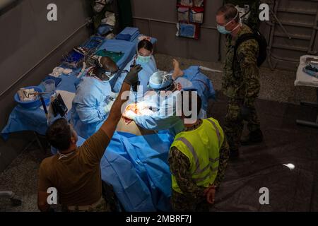 CAMP PENDLETON, Californie (20 juin 2022) les marins affectés à l'installation médicale expéditionnaire de la Réserve de la Marine (NRC-EMF) Bethesda, effectuent la chirurgie sur un patient simulé tout en servant d'équipe chirurgicale de la flotte dans le cadre de l'opération de brise-feu. L'opération coupe-feu implique des soins aux patients depuis le point de blessure jusqu'aux soins de rôle I, de rôle II et de rôle III. L’opération Firebreak fait partie de l’évaluation de l’état de préparation opérationnelle (ORE) de la Réserve de la Marine-EMF Bethesda. Le C-EMF Bethesda est composé de réservistes de partout au pays qui se sont réunis pour compléter la formation qui comprend la familiarisation de l'équipement, intégrée Banque D'Images