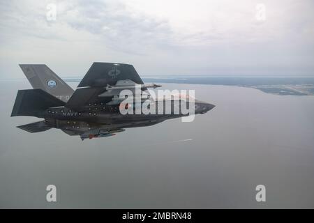 Le pilote d'essai du corps maritime américain, le Maj Dylan « Bilbo » Nicholas, pilote un F-35C lors d'un test en vol GBU-38/54 à la rivière Patuxent NAS, Maryland, sur 21 juin 2022. Avant que de nouvelles armes et capacités d'aéronefs ne soient intégrées dans les escadrons de la flotte opérationnelle, la Force d'essai intégrée F-35 de Pax River et l'escadron d'essai et d'évaluation aériens (VX) 23 pilotes d'essais de développement les testent minutieusement. Le F-35, qui est opérationnel depuis 2015, est l'avion de chasse le plus mortel, le plus résistant et le plus interopérable jamais construit. Banque D'Images