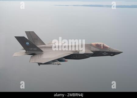 Le pilote d'essai du corps maritime américain, le Maj Dylan « Bilbo » Nicholas, pilote un F-35C lors d'un test en vol GBU-38/54 à la rivière Patuxent NAS, Maryland, sur 21 juin 2022. Avant que de nouvelles armes et capacités d'aéronefs ne soient intégrées dans les escadrons de la flotte opérationnelle, la Force d'essai intégrée F-35 de Pax River et l'escadron d'essai et d'évaluation aériens (VX) 23 pilotes d'essais de développement les testent minutieusement. Le F-35, qui est opérationnel depuis 2015, est l'avion de chasse le plus mortel, le plus résistant et le plus interopérable jamais construit. Banque D'Images