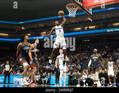 Sacramento, Californie, États-Unis. 20th janvier 2023. Sacramento Kings Guard de'Aaron Fox (5) dunks le ballon au-dessus de Oklahoma City Thunder forward Jaylin Williams (6) et Oklahoma City Thunder Guard Josh Giddey (3) dans le premier trimestre lors d'un match au Golden 1 Centre à Sacramento, le vendredi 20 janvier 2023. (Credit image: © Paul Kitagaki Jr./ZUMA Press Wire) USAGE ÉDITORIAL SEULEMENT! Non destiné À un usage commercial ! Crédit : ZUMA Press, Inc./Alay Live News Banque D'Images